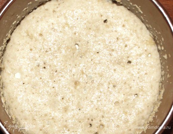 В теплом молоке развести дрожжи с сахаром и поставить на 20 минут в теплое место.