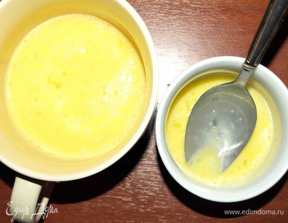 Яйца слегка взбить и отделить столовую ложку для смазывания пирога.