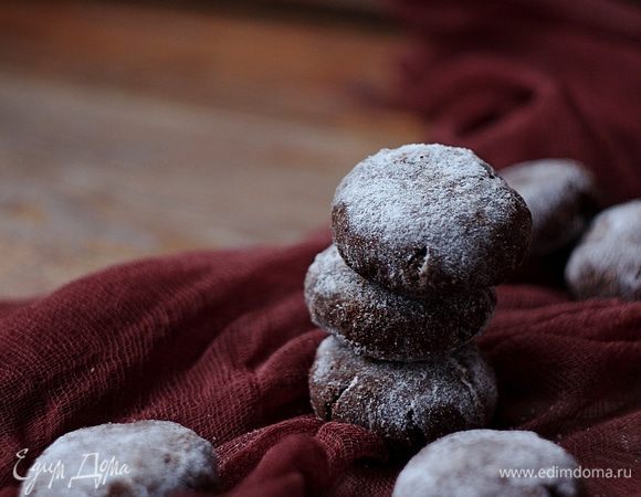 При необходимости и желании после остывания, наши «снежки» можно снова обвалять в сахарной пудре, это придаст печенью более снежный вид и добавит сладости.