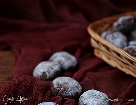 Такое печенье хранится две недели в плотно закрытой жестяной коробке в прохладном месте.