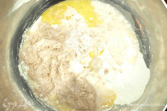 Муку просеять. Добавить растительное масло, соль, яйца и разведенные в молоке дрожжи и сахар