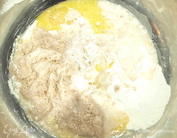 Муку просеять. Добавить растительное масло, соль, яйца и разведенные в молоке дрожжи и сахар