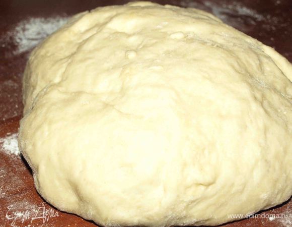 Когда тесто увеличится перекладываем его на поверхность присыпанную мукой. Отделяем для основы пирога большую часть.