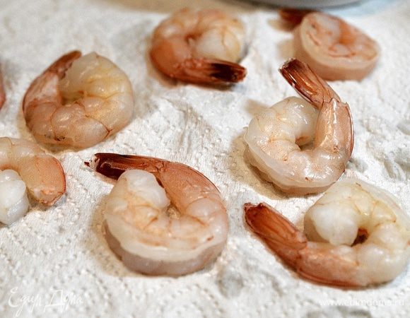 Креветки отварить, обсушить.