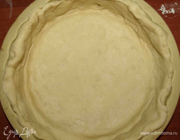 Тесто раскатываем, перекладываем в форму. Удаляем лишнее .