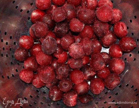 Заранее готовим начинку. Вишню размораживаем, даем стечь жидкости.