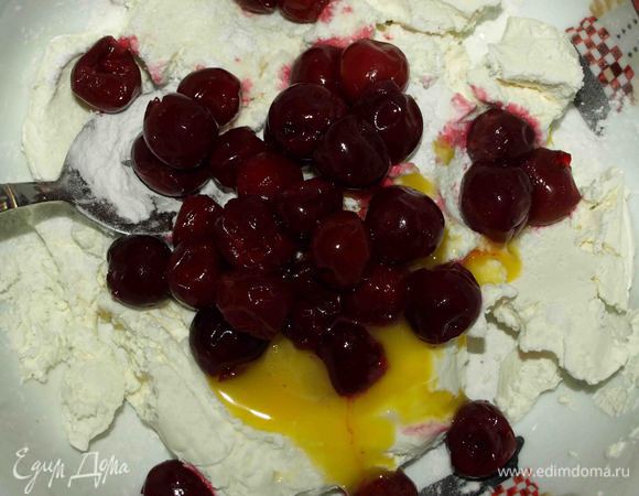 Яйцо: отделяем желток от белка. Желток идет в начинку, а из белка можно приготовить печенье «Венское сабле» http://www.edimdoma.ru/retsepty/66697-pechenie-venskoe-sable-s-ganashem-iz-molochnogo-shokolada 
Соединяем творог, крахмал, вишню, сахар, соль. Размешиваем.