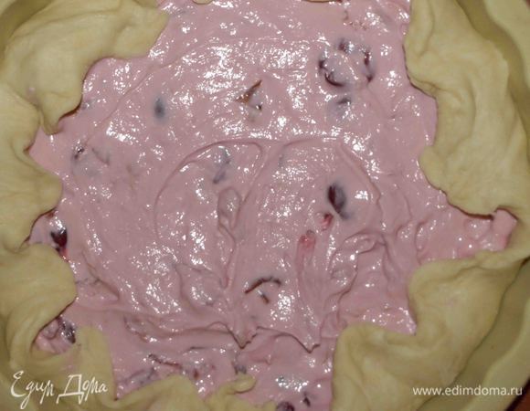 Выкладываем на тесто начинку и поднимаем края теста вверх.