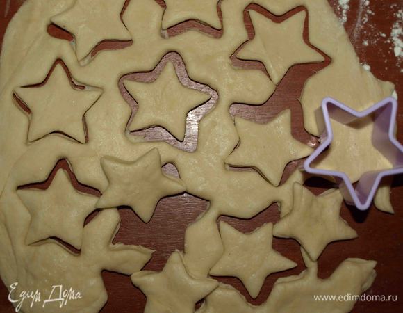 Вторую часть теста раскатываем и вырезаем формочкой любые фигурки. Выкладываем по краю пирога, смоченного водой. 