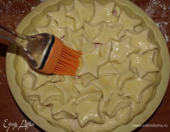 Смазываем взбитым яйцом. И отправляем в заранее разогретую до 180°С духовку на 35 — 40 минут.