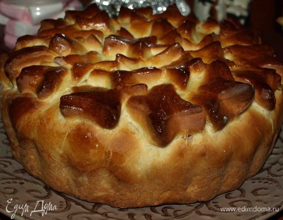 Готовый пирог достаем. Даем остыть. Посыпаем сахарной пудрой. 