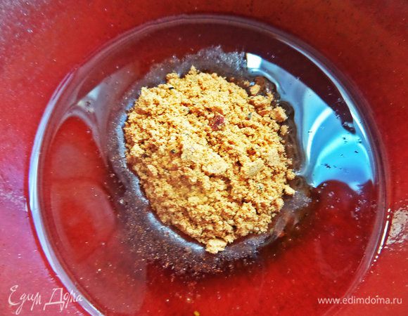 Делаем маринад для курочки. В масло высыпать пакетик приправы для курицы, из набора от ЕД.