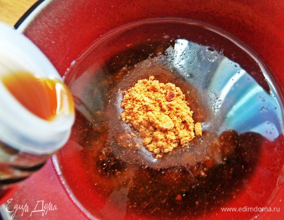 Влить соевый соус терияки.