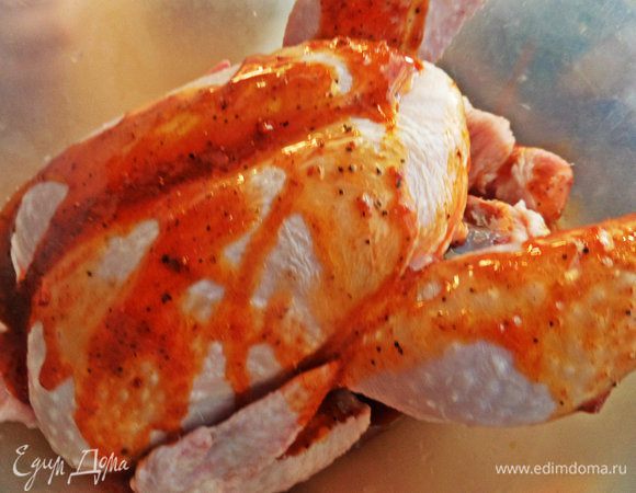 Перемешать и полить масляным маринадом курочку.