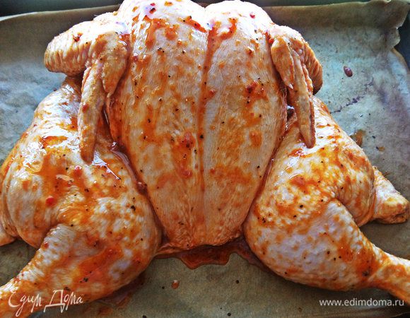 Распластать на противне. Грудка остается целой.