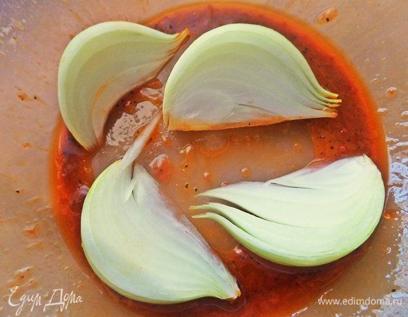 Поделить на дольки и обвалять в остатках маринада.