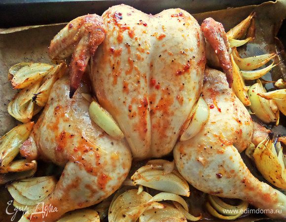 Отправить в разогретую духовку на 180°С. Так выглядит курочка через полчаса запекания. У меня верх слабо печет, поэтому фольгой не прикрывала.