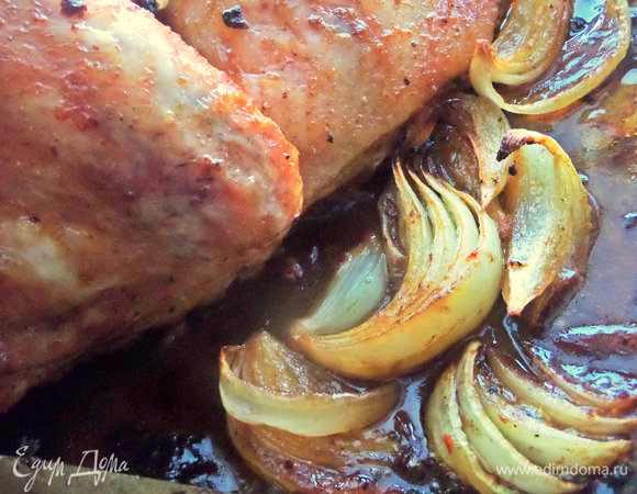 Лук, конечно, вынимаем раньше всего. 
Вытопившимся соком поливаем тушку в процессе запекания.