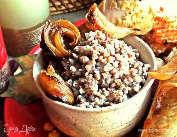 На гарнир была обычная гречка или готовьте, что вам хочется. Гречка отлично пошла с таким пропитанным лучком.