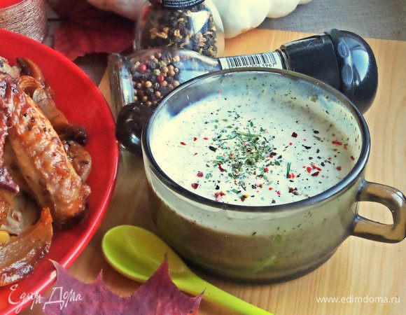 Также был подан сметанный соус с зеленью, разным перцем и чесночным порошком, все из подарочного набора специй от ЕД.