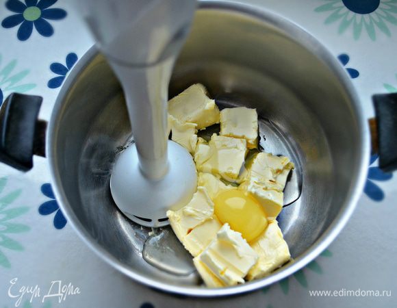 Размягченное сливочное масло и яйцо взбейте миксером.