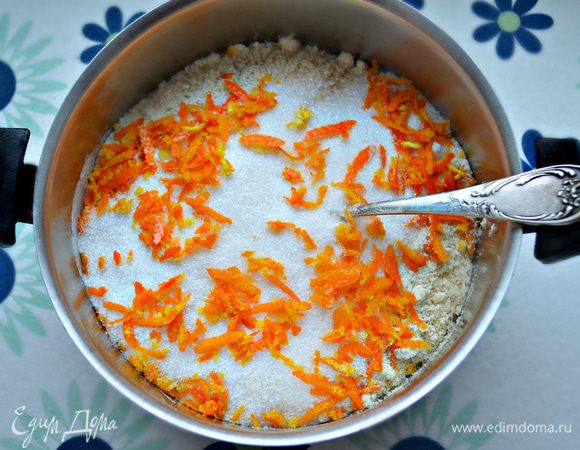 Добавьте муку, миндальную муку, сахар, 0,5 ч. л. масла кедрового ореха, тертую цедру апельсина и апельсиновый сок. Хорошо перемешайте все ингредиенты до однородности.