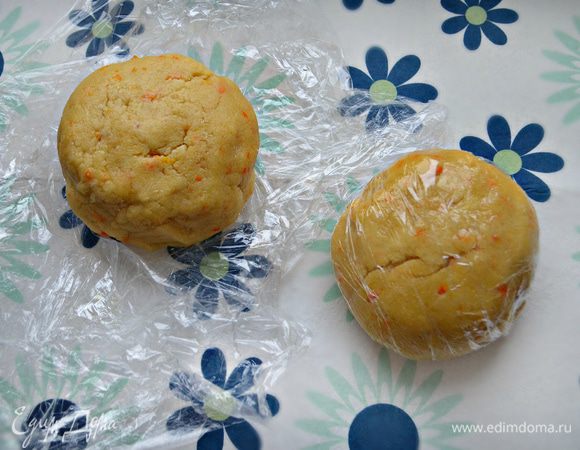 Разделите тесто на две части, сформируйте шары, заверните их в пищевую пленку и положите на 30 минут в морозильную камеру.