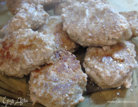 Формируем тефтели и обжариваем их с двух сторон.