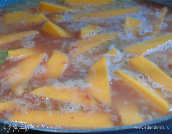 Добавьте в соус тыкву и варите до готовности тыквы. В конце выложите тефтели, проварите еще 5 минут и подавайте!