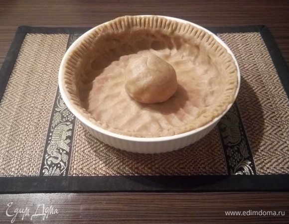 Для песочного теста смешать муку, сахар, яйцо, соль и размягченное сливочное масло. Вымесить тесто и разделить на 2 части: 1/3 + 2/3. 
2/3 теста тут же выложить в форму, а 1/3 положить сверху и поставить на час в холодильник. Можно поставить на всю ночь, если хотите испечь пирог с самого утра к завтраку. Кстати, я, в силу вкусовых предпочтений, беру 50% цельнозерновой муки, поэтому и тесто на фото темнее обычного. 