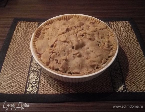 Раскатываем 1/3 теста и накрываем наш пирог. У меня раскатанное тесто, как правило, разваливается, так что я накрываю по кусочкам. Протыкаем верхний слой вилкой немного тут и там, и отправляем в предварительно разогретую духовку до 190°С на 45 минут. 
Перед употреблением даем немного остыть. Впрочем, и холодный он тоже очень даже! Надеюсь, вы влюбитесь в него также как и мы! :)