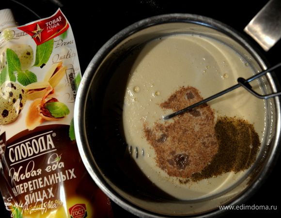 Готовим соус: муку обжарить в ковше с толстым дном, смешать в отдельной миске молоко и майонез, добавить к муке и быстро быстро перемешать. Добавить соль, перец, мускатный орех. Довести до кипения, постоянно мешать до загустения.