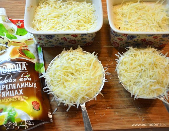 Сверху натереть твердый сыр, лучше пармезан или джюгас. Выпекать при 180°С минут 15 — 20 (сыр должен расплавиться и слегка подрумяниться). 