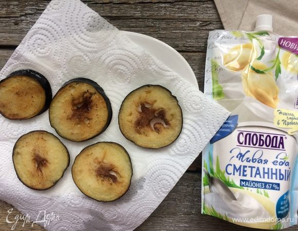 Смажьте оливковым маслом ломтики баклажана. Хорошенько разогрейте сковороду-гриль обжарьте ломтики баклажана с двух сторон. Дайте баклажану немного остыть.