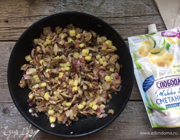 В хорошо разогретой сковороде на растительном масле обжарьте грибы до появления золотистой корочки и лук. Затем добавьте картофель, листочки розмарина и жарьте еще 8 минут. За 2 минуты до конца посолите и поперчите. Отставьте.