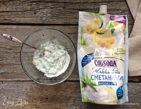 Зеленый лук и укроп мелко порубите. Добавьте майонез ТМ «Слобода» Сметанный и хорошо перемешайте. 