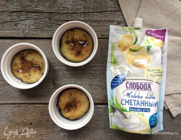 На дно кокотницы выложите баклажан.