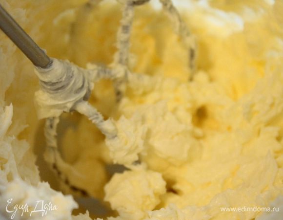 Для песочной основы взбить мягкое масло с сахарной пудрой до кремовой консистенции.