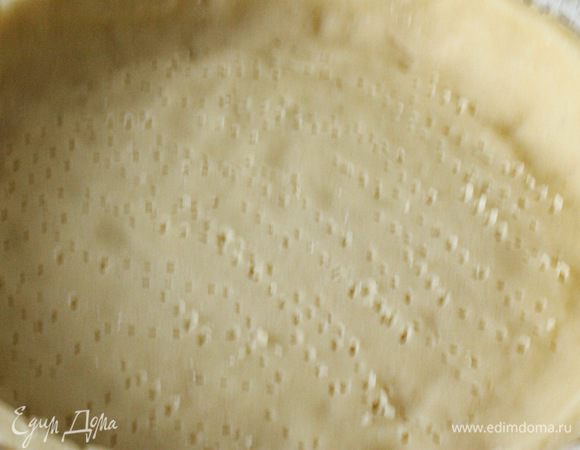 Сформировать из теста лепешку и отправить в холодильник на 2 — 3 часа. Охлажденное тесто тонко раскатать (около 3 — 5 мм), выложить в форму и снова убрать в холодильник на 30 мин. Затем тесто наколоть часто вилкой и отправить выпекаться в разогретую до 180°С духовку на 10 — 15 минут с грузом и еще 10 минут без груза, выпекать до золотистого цвета.