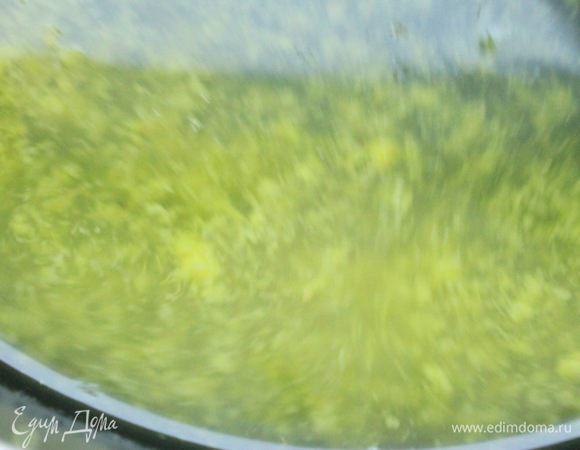 Для лимонного крема свежевыжатый сок лимона и цедру довести до кипения.