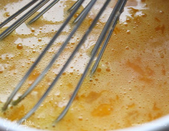 Яйца взбить с сахаром, влить тонкой струйкой горячий лимонный сок, не переставая взбивать.