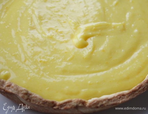 Готовый крем пробить блендером, охладить и выложить на остывшую основу.