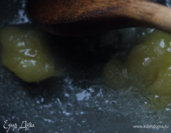 Для медово-лаймовой меренги довести до 120°С 50 г сахара, сок лайма, пюре лимона (в ингредиентах указан просто лимоны) и мед.