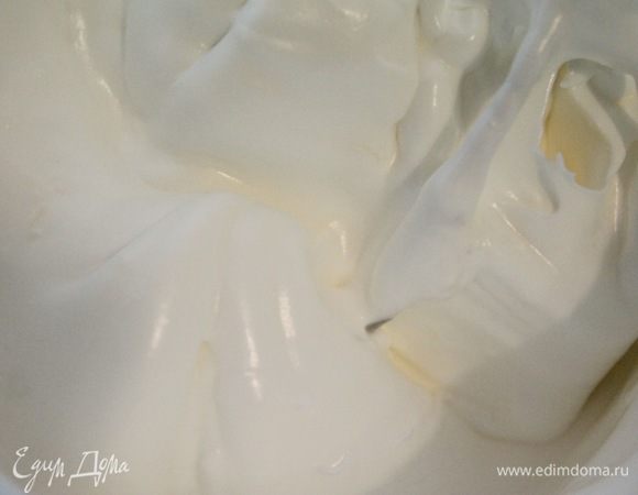 Параллельно взбить белки с оставшимся сахаром до устойчивых пиков. Влить тонкой струйкой горячий сироп и взбивать на максимальной скорости миксера, пока меренга не станет плотной, блестящей и теплой.