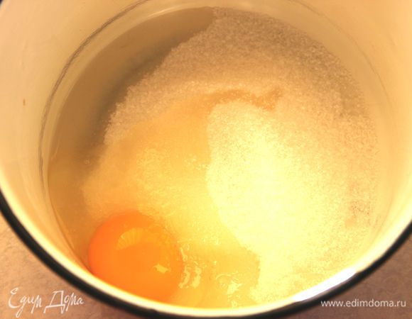 Яйцо растираем с сахаром. 