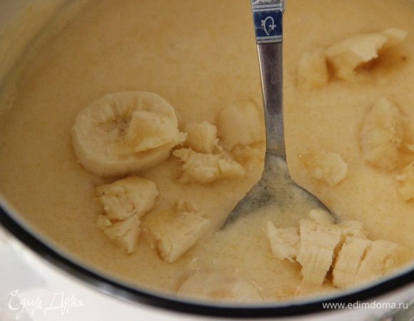 Добавляем майонез, соду, гашеную уксусом. Разминаем банан и выкладываем в миску. Хорошо размешиваем. 