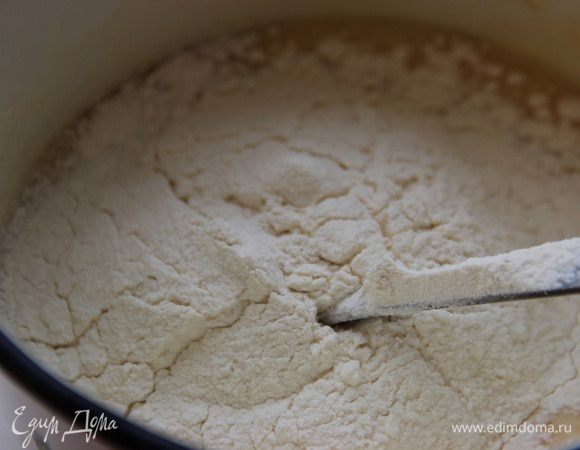 Вводим просеянную муку и ванилин.