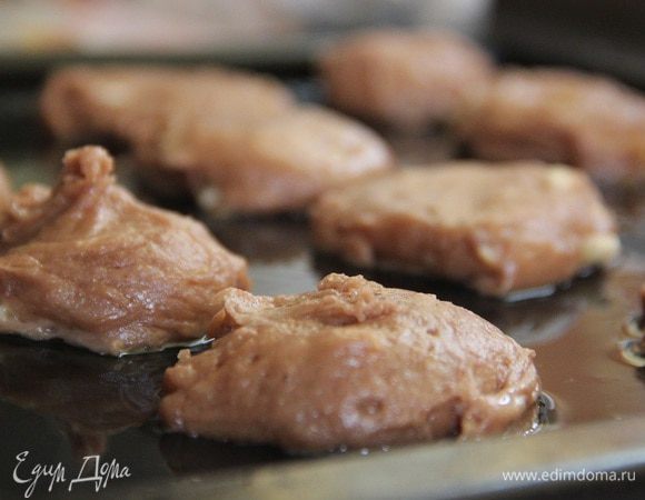 Из теста формируем печенье. Нарезать их формочками не получится, поскольку тесто не слишком плотное. Выкладываем печенье на противень, смазанный маслом. Отправляем в духовку на 160°С на 20 минут. Главное, не пересушить печенье.