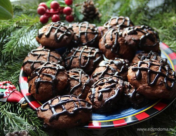 Готовую выпечку украшаем растопленным шоколадом.