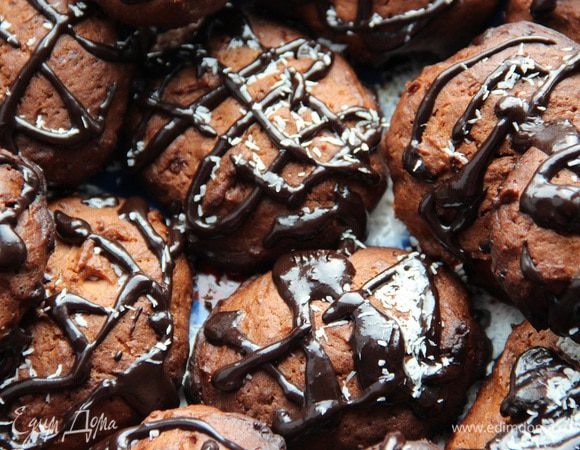 Присыпаем кокосовой стружкой.